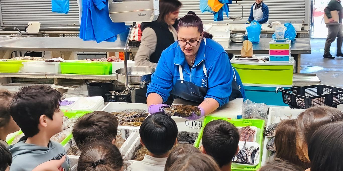 O ALUMNADO DO CEIP PLURILINGÜE SANTA MARIÑA VISITA A PRAZA DE ABASTOS DA MAN DA ASOCIACIÓN DE EMPRESAS DE REDONDELA